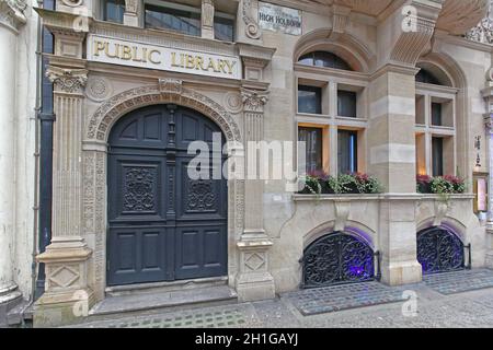 Londra, Regno Unito - 28 gennaio 2013: Ingresso dell'edificio della vecchia biblioteca pubblica ad High Holborn a Londra, Regno Unito. Foto Stock
