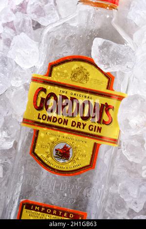 POZNAN, POL - 18 GIU 2020: Bottiglia di Gordon's London Dry, un marchio del London Dry Gin più venduto al mondo. È di proprietà della British Spirits comp Foto Stock