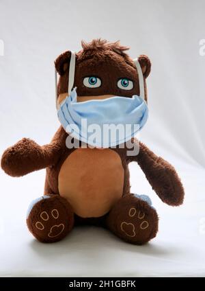 salvador, bahia / brasile - 9 luglio 2020: L'orso teddy è visto indossare una maschera per la protezione contro il virus conona nella città di Salvador. Foto Stock