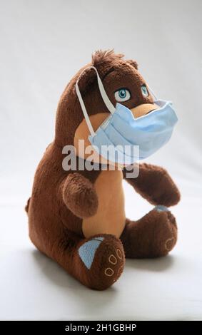 salvador, bahia / brasile - 9 luglio 2020: L'orso teddy è visto indossare una maschera per la protezione contro il virus conona nella città di Salvador. Foto Stock