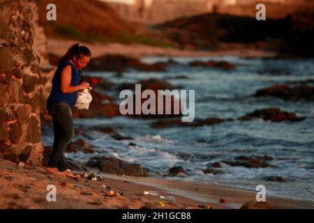 salvador, bahia / brasile - 2 febbraio 2017: I sostenitori di candomble sono visti sulla spiaggia di Rio Vermelho nella città di Salvador durante una festa in hono Foto Stock