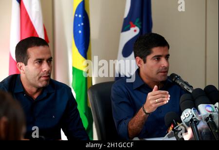 salvador, bahia / brasile - 3 ottobre 2016: Bruno Reis, vice sindaco di Salvador, parla con ACM Neto, sindaco, durante un evento nella città di Salvador. * Foto Stock