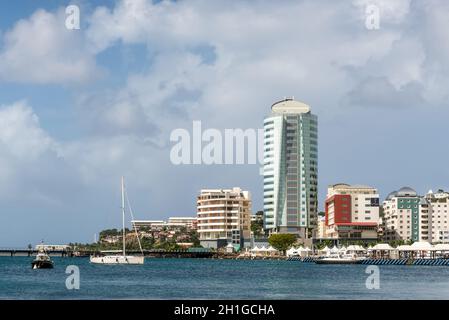 Fort-de-France, Martinica - 19 dicembre 2016: vista del lungomare di Fort de France città con la Simon Hotel, aziende e yacht in porto Foto Stock