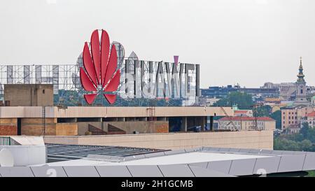 Belgrado, Serbia - 23 giugno 2019: Grande segno Huawei in cima al palazzo a Belgrado, Serbia. Foto Stock