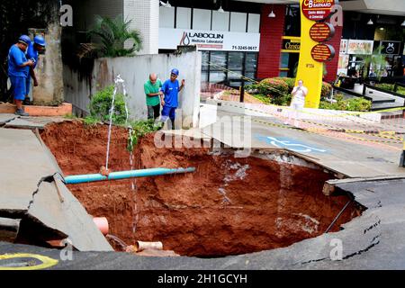 salvador, bahia / brasile - 9 aprile 2015: I lavoratori fanno riparazioni in un luogo in cui il gasdotto si è rotto, danni dannosi sulla strada nella città di Salva Foto Stock