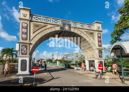 Bridgetown, Barbados - 18 dicembre 2016: l'indipendenza Arch e Chamberlain ponte di Bridgetown, Barbados, West Indies, Caraibi, Minor Ant Foto Stock