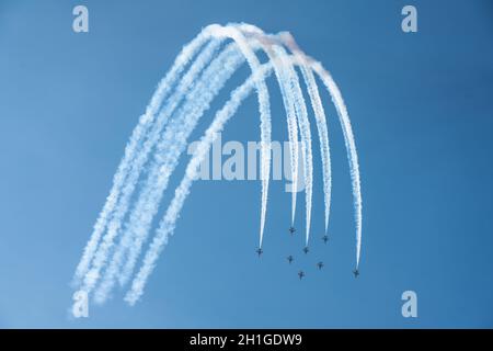 Seongnam, Corea del Sud. 18 Ott 2021. Republic of Korea Air Force (ROKAF), il team "Black Eagles" si esibirà durante una giornata stampa per la Seoul International Aerospace and Defense Exhibition (ADEX) 2021 presso l'aeroporto militare di Seongnam.Seoul International Aerospace and Defense Exhibition (ADEX) 2021 si terrà dal 19 al 23 ottobre. Credit: SOPA Images Limited/Alamy Live News Foto Stock