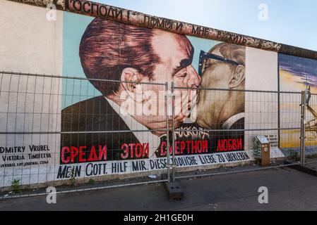 Berlino, Germania - 27 Maggio 2017: parte dell'East Side Gallery graffiti del Autore Dimitry Vrubel che rappresenta il bacio tra Brezhnev e Honecke Foto Stock