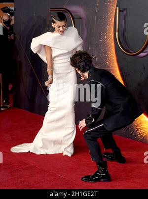 Timothee Chalamet (a destra) e Zendaya partecipano ad uno speciale screening di Dune presso l'Odeon Leicester Square di Londra. Data foto: Lunedì 18 ottobre 2021. Foto Stock