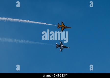 Seongnam, Corea del Sud. 18 Ott 2021. Republic of Korea Air Force (ROKAF), il team "Black Eagles" si esibirà durante una giornata stampa per la Seoul International Aerospace and Defense Exhibition (ADEX) 2021 presso l'aeroporto militare di Seongnam.Seoul International Aerospace and Defense Exhibition (ADEX) 2021 si terrà dal 19 al 23 ottobre. Credit: SOPA Images Limited/Alamy Live News Foto Stock