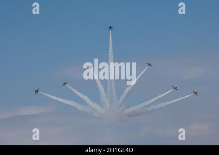 Seongnam, Corea del Sud. 18 Ott 2021. Republic of Korea Air Force (ROKAF), il team "Black Eagles" si esibirà durante una giornata stampa per la Seoul International Aerospace and Defense Exhibition (ADEX) 2021 presso l'aeroporto militare di Seongnam.Seoul International Aerospace and Defense Exhibition (ADEX) 2021 si terrà dal 19 al 23 ottobre. Credit: SOPA Images Limited/Alamy Live News Foto Stock