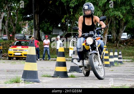 itabuna, bahia / brasile - 12 aprile 2012: Lo studente della scuola guida fa un test pratico per ottenere una patente di guida nazionale. Foto Stock