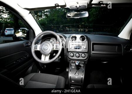 salvador, bahia / brasile - 16 luglio 2013: Vista interna dei comandi del veicolo Jeep Compass, dove è possibile vedere il volante e l'intero oper Foto Stock