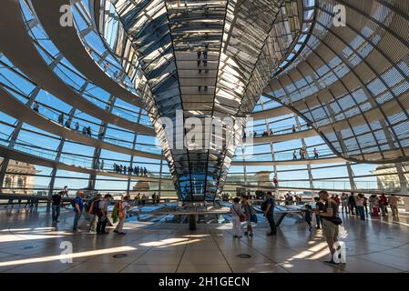 Berlino, Germania - Maggio27, 2017: persone visitano il Deutscher Bundestag a Berlino, Germania. Si tratta di una cupola di vetro costruita sulla sommità del ricostruito Reichstag a Foto Stock