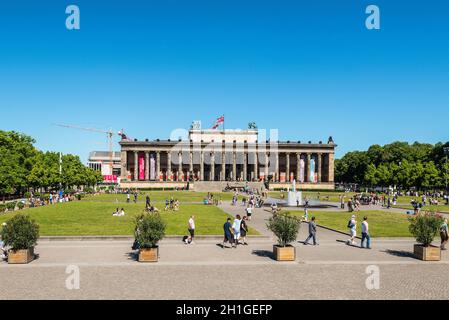 Berlino, Germania - Maggio27, 2017: Gente di fronte al Altesmuseum (Museo delle Antichità) sull'Isola dei Musei di Berlino, Germania. Foto Stock