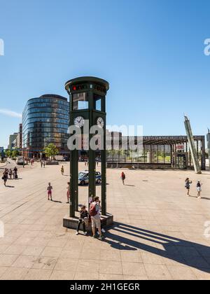 Berlino, Germania - Maggio27, 2017: molto vecchio semaforo con orologio nella grande Berlino est chiamato piazza Potsdamer Platz in Germania. Foto Stock