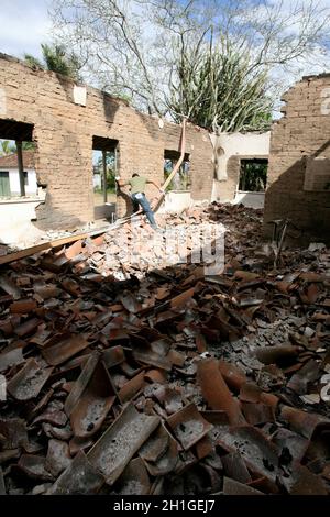 Itaju do colonia, bahia / brasile - 10 aprile 2012: Proprietà rovinata in una fattoria distrutta a causa di conflitto agrario nella zona rurale della città di Itaju Foto Stock