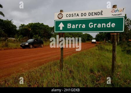 marau, bahia / brasile - 27 dicembre 2011: Strada di accesso al distretto di barra Grande nel comune di Marau, Bahia meridionale. Foto Stock