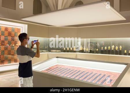 Madrid, Spagna - 11 luglio 2020: Visitatore che scatta foto del famoso tesoro di Quimbayas d'oro nella sala del Museo delle Americhe, Spagna Foto Stock