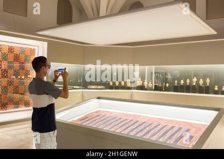 Madrid, Spagna - 11 luglio 2020: Visitatore che scatta foto del famoso tesoro di Quimbayas d'oro nella sala del Museo delle Americhe, Spagna Foto Stock