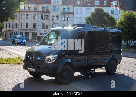 Germania, Sassonia-Anhalt, Magdeburg, 22 luglio 2020: Una scorta di polizia porta l'accusato terrorista di destra Stephan B. nel cortile della corte bu Foto Stock