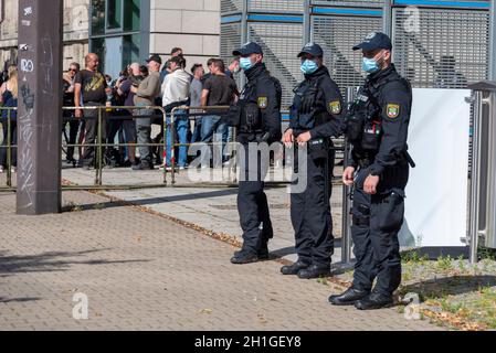 Germania, Sassonia-Anhalt, Magdeburg, 21 luglio 2020: Prima dell'inizio del processo di Stephan B., accusato di omicidio multiplo, gli agenti di polizia tedeschi si stan Foto Stock