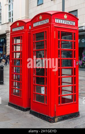 London, Regno Unito - 23 Maggio 2017: Tradizionale stile antico Regno Unito telefono rosso scatole (cabine) a Londra, Inghilterra, Regno Unito. Foto Stock