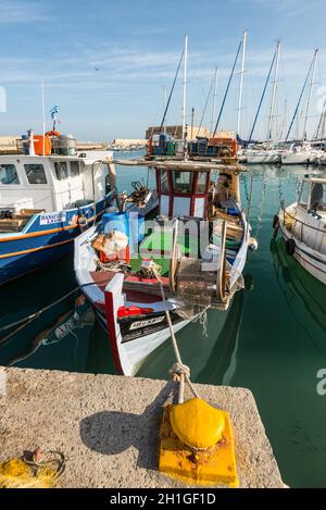 Heraklion, Grecia - 12 novembre 2019: Barche da pesca in legno nel porto di Heraklion, Creta, Grecia Foto Stock