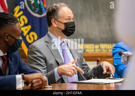 Topeka, Stati Uniti d'America. 09 Agosto 2021. U.S Second Gentleman Douglas Emhoff, a destra, partecipa ad una tavola rotonda di discussione sui vaccini in un'aula alla Topeka High School il 9 agosto 2021 a Topeka, Kansas. Credit: Katie Ricks/White House Photo/Alamy Live News Foto Stock