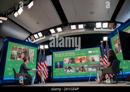 Washington, Stati Uniti d'America. 05 Agosto 2021. U.S Second Gentleman Douglas Emhoff, a sinistra, partecipa ad un evento virtuale di vaccino giovanile nel South Court Auditorium del Eisenhower Executive Office Building alla Casa Bianca 5 agosto 2021 a Washington, D.C. Credit: Katie Ricks/White House Photo/Alamy Live News Foto Stock