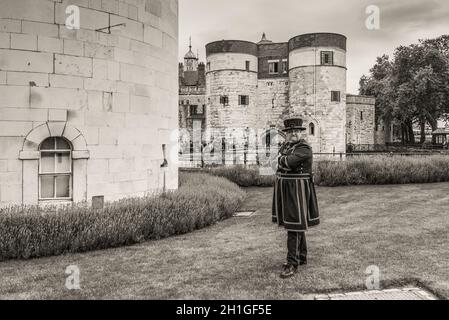 London, Regno Unito - 23 Maggio 2017: Yeomen guardiani della Torre di Londra (Beefeaters). Beefeaters cerimoniale sono i guardiani della Torre di Londra. Sepi - monocromatico Foto Stock