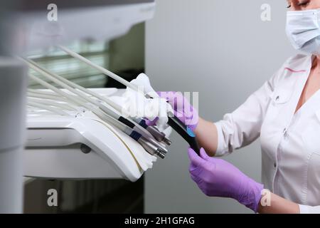 Un infermiere pulisce gli strumenti dentali. Disinfezione in odontoiatria. Spazio di copia. Foto Stock