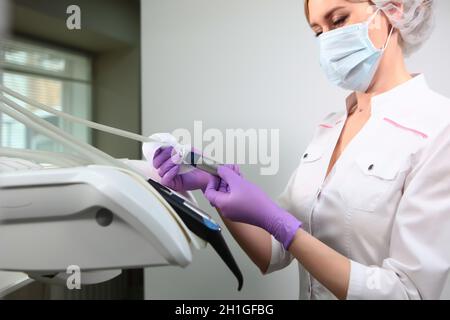 Un infermiere pulisce gli strumenti dentali. Preparazione a ricevere patients.The concetto di salute. Spazio di copia. Foto Stock