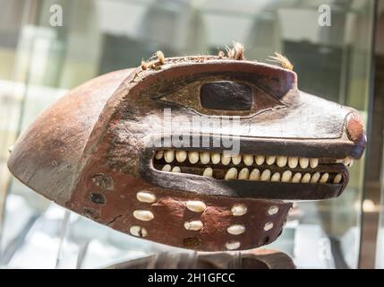 Madrid, Spagna - 11 Luglio 2020: Casco a forma di lupo Tlingit. Vista laterale. Museo delle Americhe, Madrid, Spagna Foto Stock