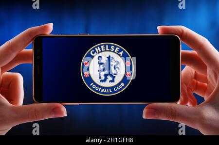 POZNAN, POL - 20 GIU 2020: Smartphone a mani libere con logo del Chelsea Football Club, una società calcistica inglese con sede a Fulham, Foto Stock