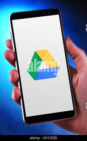 POZNAN, POL - 12 GIU 2020: Smartphone portatile con logo di Google Drive, un servizio di archiviazione e sincronizzazione di file sviluppato da Google Foto Stock