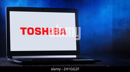 POZNAN, POL - 11 LUGLIO 2020: Computer portatile con logo di Toshiba, un conglomerato multinazionale giapponese con sede a Tokyo Foto Stock