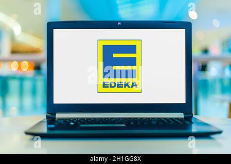 POZNAN, POL - 21 MAGGIO 2020: Computer portatile con logo di Edeka, la più grande società tedesca di supermercati Foto Stock