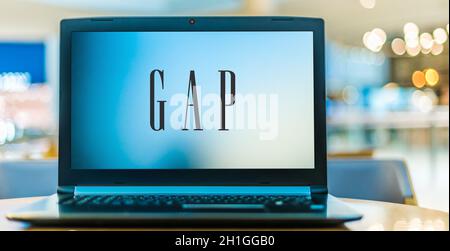 POZNAN, POL - 20 GIU 2020: Computer portatile con il logo di Gap, un rivenditore americano mondiale di abbigliamento e accessori Foto Stock