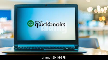 POZNAN, POL - 16 GIU 2020: Computer portatile che visualizza il logo di QuickBooks, un pacchetto software di contabilità sviluppato e commercializzato da Intuit Foto Stock