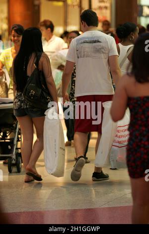 salvador, bahia / brasile - 16 novembre 2012: Si vedono le persone che fanno shopping per natale al centro di Shpping nella città di Salvador. Foto Stock