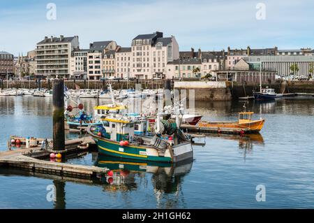 Cherbourg, Francia - 22 Maggio 2017: barche da pesca nel porto di Cherbourg-Octeville, a nord della penisola di Cotentin, porto di Cherbourg è il b Foto Stock