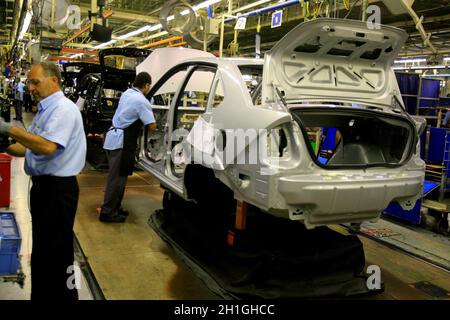 camacari, bahia / brasile - 12 dicembre 2013: I lavoratori sono visti sulla linea di assemblaggio presso la fabbrica Ford nel Polo industriale della città di Camacari Foto Stock