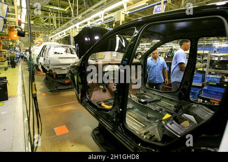 camacari, bahia / brasile - 12 dicembre 2013: I lavoratori sono visti sulla linea di assemblaggio presso la fabbrica Ford nel Polo industriale della città di Camacari Foto Stock