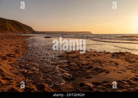 Penbryn Beach al tramonto, su una marea entrante con una vista verso la punta di Aberporth Foto Stock