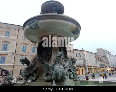 Loreno, Italia. 17 ottobre 2021. (INT) Santuario della Santa Casa de Maria a Loreto, Italia. 17 ottobre 2021, Loreto, Italia: Vista sulla città di Loreto, dove si trova il Santuario di Santa Casa de Maria. La Basilica di Santa Casa è uno dei luoghi principali di venerazione di Maria e uno dei santuari mariani più importanti e visitati della Chiesa Cattolica. Fu costruita vicino alla casa dove, secondo la tradizione medievale, l'Arcangelo Gabriele annunciò la maternità divina alla Vergine Maria e dove visse la Santa Famiglia di Nazaret. (Credit Image: © Josi Donelli/TheNEWS2 via ZUMA Foto Stock