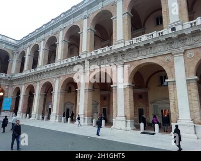 Loreno, Italia. 17 ottobre 2021. (INT) Santuario della Santa Casa de Maria a Loreto, Italia. 17 ottobre 2021, Loreto, Italia: Vista sulla città di Loreto, dove si trova il Santuario di Santa Casa de Maria. La Basilica di Santa Casa è uno dei luoghi principali di venerazione di Maria e uno dei santuari mariani più importanti e visitati della Chiesa Cattolica. Fu costruita vicino alla casa dove, secondo la tradizione medievale, l'Arcangelo Gabriele annunciò la maternità divina alla Vergine Maria e dove visse la Santa Famiglia di Nazaret. (Credit Image: © Josi Donelli/TheNEWS2 via ZUMA Foto Stock