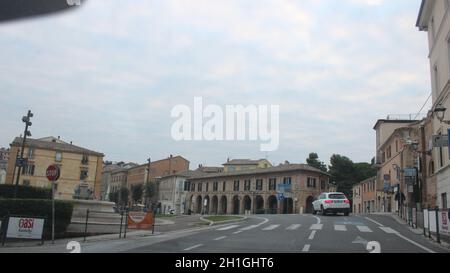 Loreno, Italia. 18 Ott 2021. (INT) Santuario della Santa Casa de Maria a Loreto, Italia. 17 ottobre 2021, Loreto, Italia: Vista sulla città di Loreto, dove si trova il Santuario di Santa Casa de Maria. La Basilica di Santa Casa è uno dei luoghi principali di venerazione di Maria e uno dei santuari mariani più importanti e visitati della Chiesa Cattolica. Fu costruita vicino alla casa dove, secondo la tradizione medievale, l'Arcangelo Gabriele annunciò la maternità divina alla Vergine Maria e dove visse la Santa Famiglia di Nazaret. (Credit Image: © Josi Donelli/TheNEWS2 via ZUMA Foto Stock