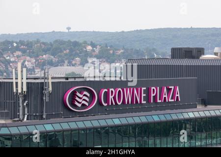 Belgrado, Serbia - 23 Giugno 2019: Firma del Crowne Plaza in cima all'edificio dell'hotel a Belgrado, Serbia. Foto Stock
