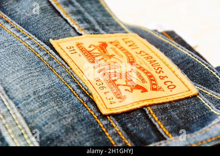 Roma, Italia, 26 luglio 2020: L'etichetta in pelle con il marchio Levi cucito sul retro di un paio di jeans del modello 511 Foto Stock